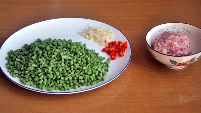 豇豆肉末,准备材料,如图。