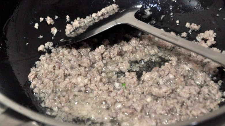 豇豆肉末,快速炒散,炒香。