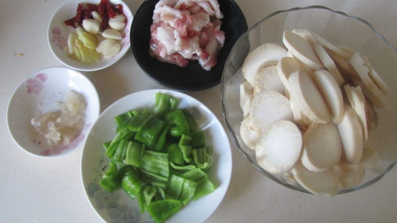 干锅杏鲍菇,准备好原材料;