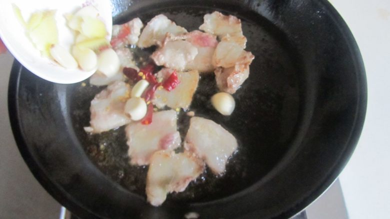 干锅杏鲍菇,煸炒至微微出油后加入姜蒜片和红椒进去煸炒;