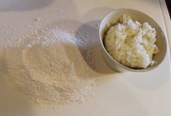 米饭圆、地瓜圆在家做出好滋味,米圆作法:.米饭一碗200g(加热会比较好做)。<a style='color:red;display:inline-block;' href='/shicai/ 2591'><a style='color:red;display:inline-block;' href='/shicai/ 2597'>地瓜</a>粉</a>有颗粒,可以先用杆面棍压细。
