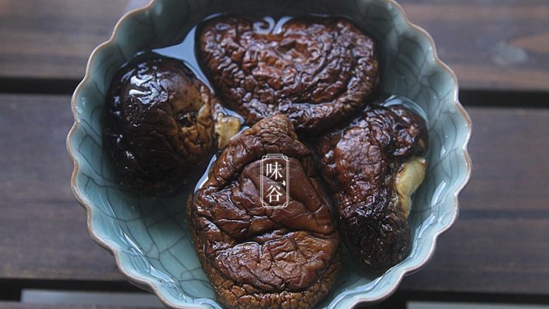 豆腐鱼腩煲,<a style='color:red;display:inline-block;' href='/shicai/ 230'>香菇</a>浸泡30分钟,泡软后切小块;