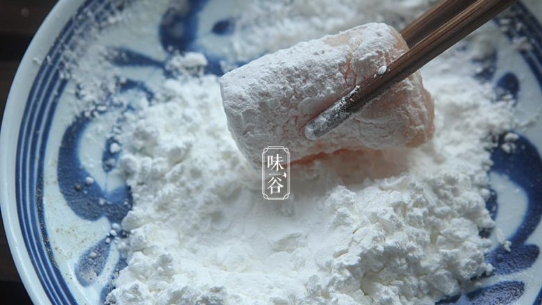 豆腐鱼腩煲,准备一个碗装上半碗淀粉,每一块鱼腩都滚上一层淀粉;