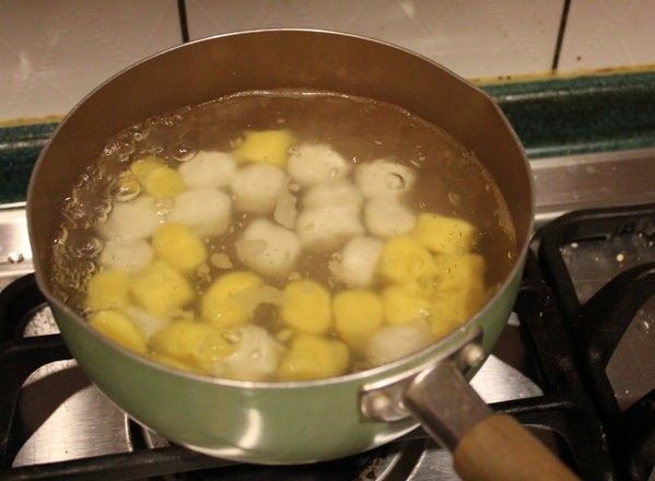 米饭圆、地瓜圆在家做出好滋味,要食用时,煮一锅水,水滚后将粉圆放入,浮起后就可捞起备用。