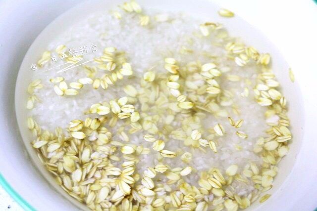 香菇白菜粥 ,米洗好后，时间充裕的话，泡半小时。
🌻小贴士：五常大米熬出来的粥，好香~  