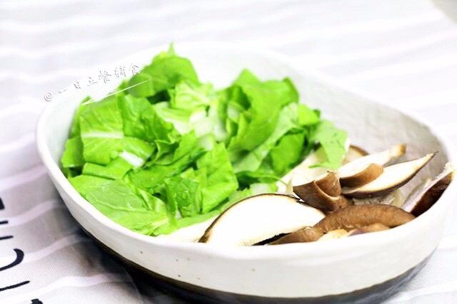 香菇白菜粥 ,水开后，下米，煮开后转小火。 熬粥期间，<a style='color:red;display:inline-block;' href='/shicai/ 230'>香菇</a>切片，<a style='color:red;display:inline-block;' href='/shicai/ 112'>小白菜</a>切小段。