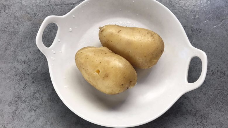 土豆火腿沙拉 , 煮熟的土豆盛出放凉,待用。