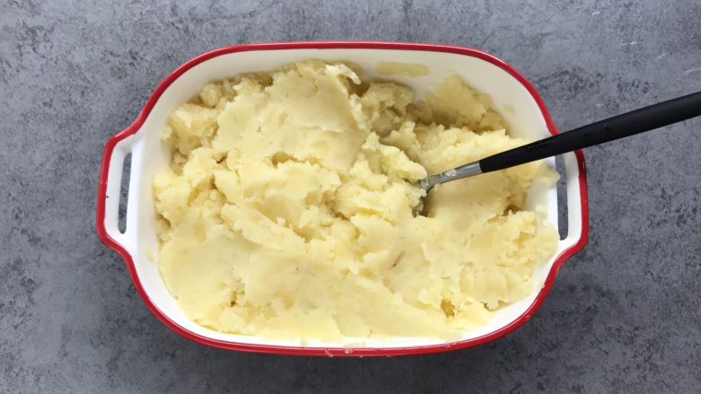 土豆火腿沙拉 ,将放凉的土豆去皮,用勺子压成泥。加入适量的盐,<a style='color:red;display:inline-block;' href='/shicai/ 720'>胡椒粉</a>拌匀.