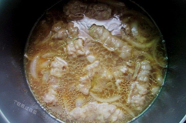 咖喱肥牛饭,加入2块咖喱块,大火煮开。加入少许盐、黑胡椒进行提味关火