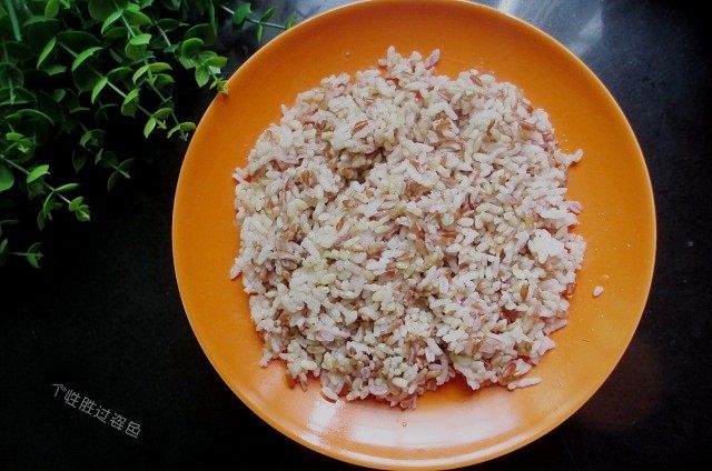 咖喱肥牛饭,在盘子的最底层放上一小碗米饭,我用的是杂粮米饭,白米饭口感会更好