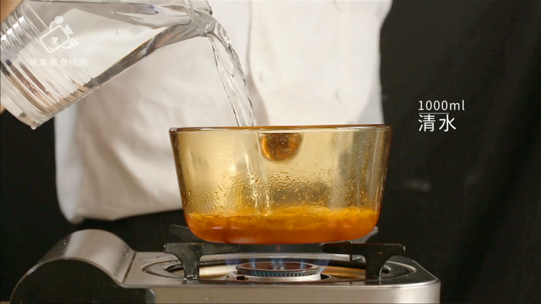 酸辣过瘾的酸牛肉，再热也不能错过的民间小,倒入1000ml清水