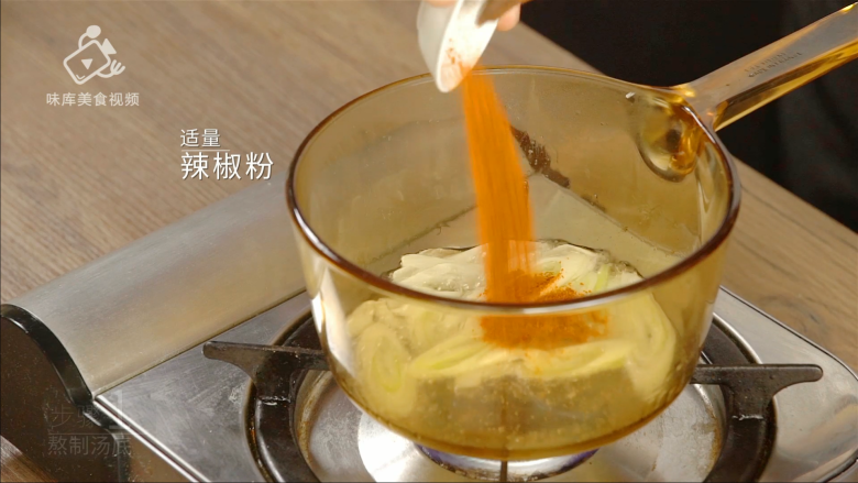 酸辣过瘾的酸牛肉，再热也不能错过的民间小,加入适量辣椒粉