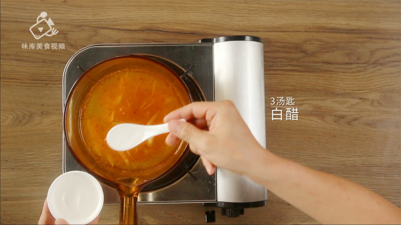 酸辣过瘾的酸牛肉，再热也不能错过的民间小,加入3汤匙白醋