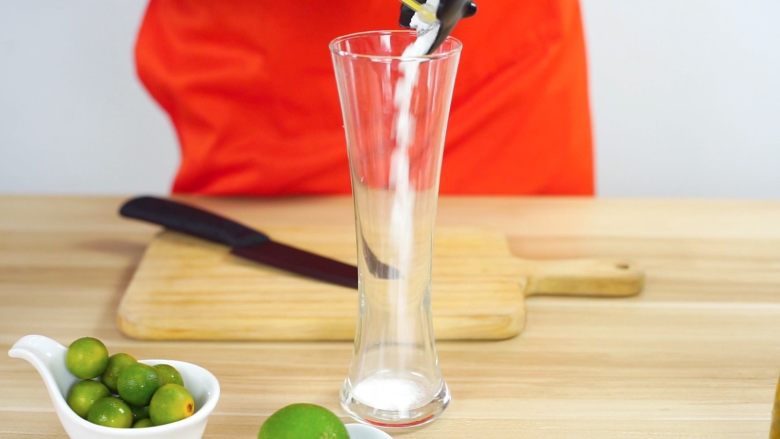 夏日沫沫系列—百香果金桔柠檬水,小苏打倒入杯中