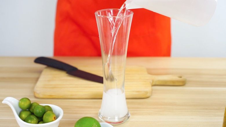 夏日沫沫系列—百香果金桔柠檬水,将纯净水冲入小苏打搅拌均匀