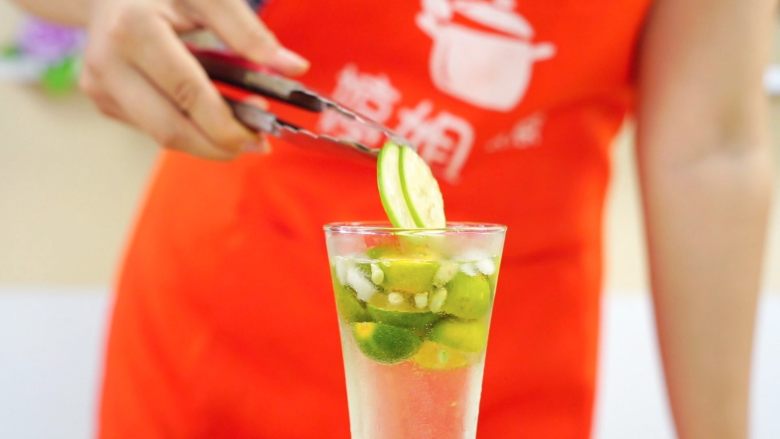 夏日沫沫系列—百香果金桔柠檬水,将柠檬放入杯中