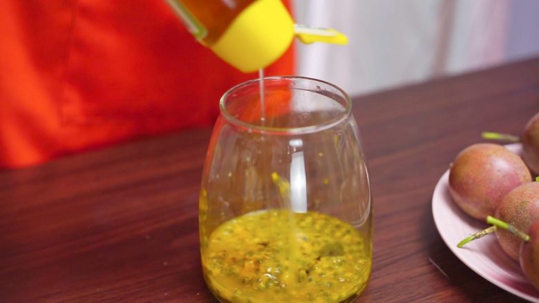 夏日沫沫系列—百香果金桔柠檬水,加入<a style='color:red;display:inline-block;' href='/shicai/ 865'>蜂蜜</a>搅拌均匀