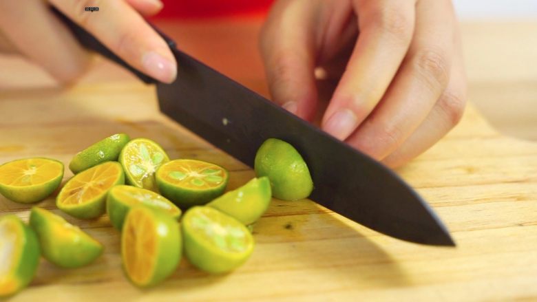 夏日沫沫系列—百香果金桔柠檬水,取金桔对半切开