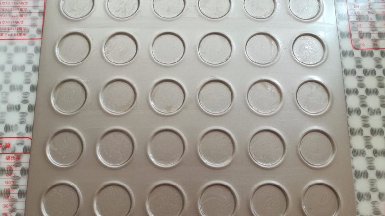 黄金椰蓉球,模具上刷一层油做防粘处理