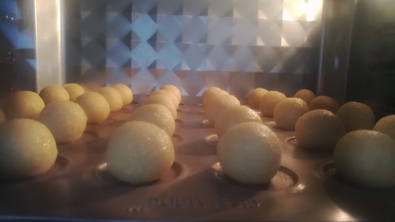 黄金椰蓉球, 放入预热好的烤箱里,上火130度,下火160度18分钟