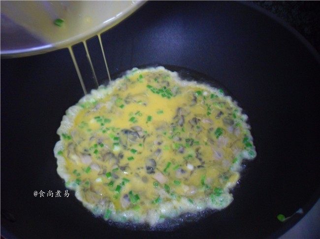蚝仔鸡蛋煎饼,热锅,倒入食用油,油温升高时倒入蚝仔鸡蛋液