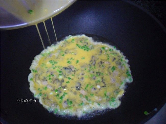 蚝仔鸡蛋煎饼,热锅，倒入食用油，油温升高时倒入蚝仔鸡蛋液