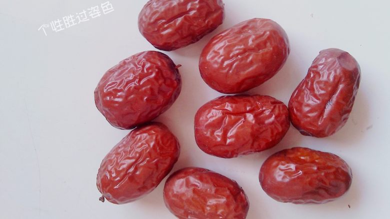 红枣炖桃胶,我用的小灰枣,用来炖煮,比较香甜,枣子洗干净待用