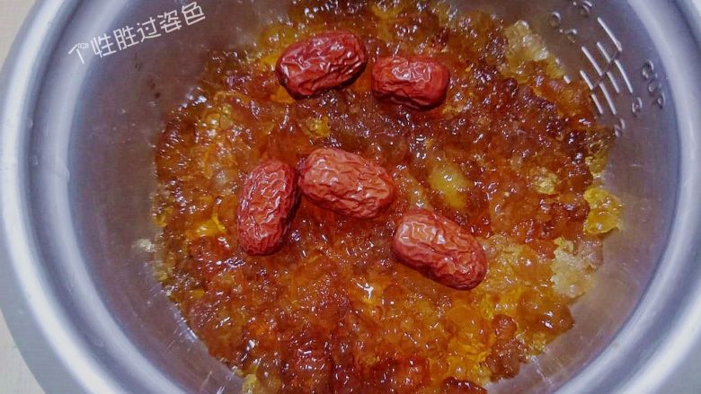 红枣炖桃胶,泡好的桃胶放入电饭锅里,加入适量的红枣