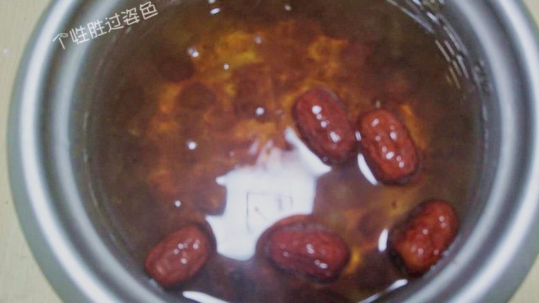 红枣炖桃胶,加适量水。炖2小时左右,直到粘稠,如果想要更粘稠桃胶,可以继续加长炖制时间