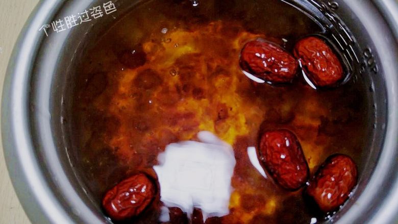 红枣炖桃胶,再加入冰糖,慢火烧至冰糖完全融化即可。