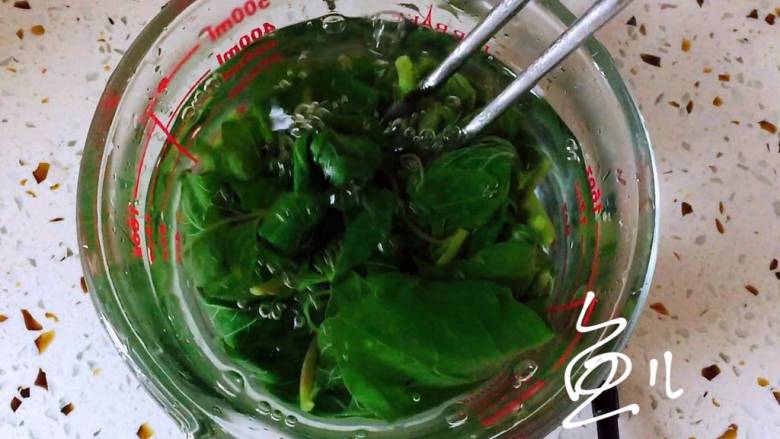 杂粮包子,苋菜捞出过凉水,再次捞出剁碎