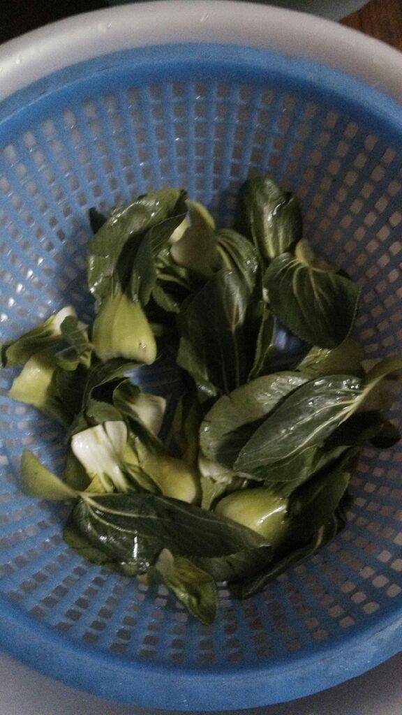 【冬菇鹌鹑蛋】,<a style='color:red;display:inline-block;' href='/shicai/ 3517'>青菜</a>洗净待用。
