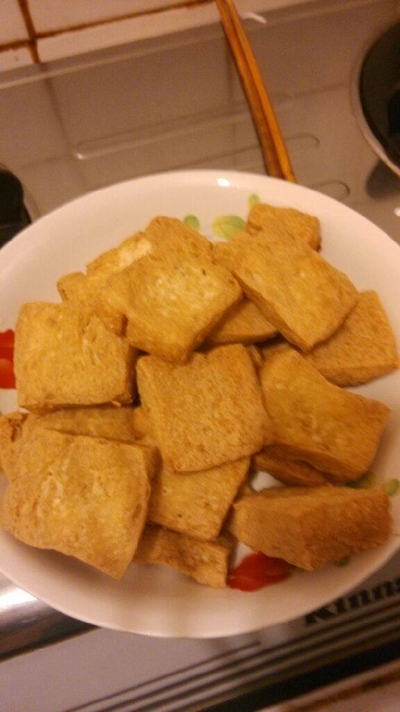 糖醋脆皮豆腐,锅中油热后把豆腐放入煎制,两面都煎制金黄后捞出,控油。