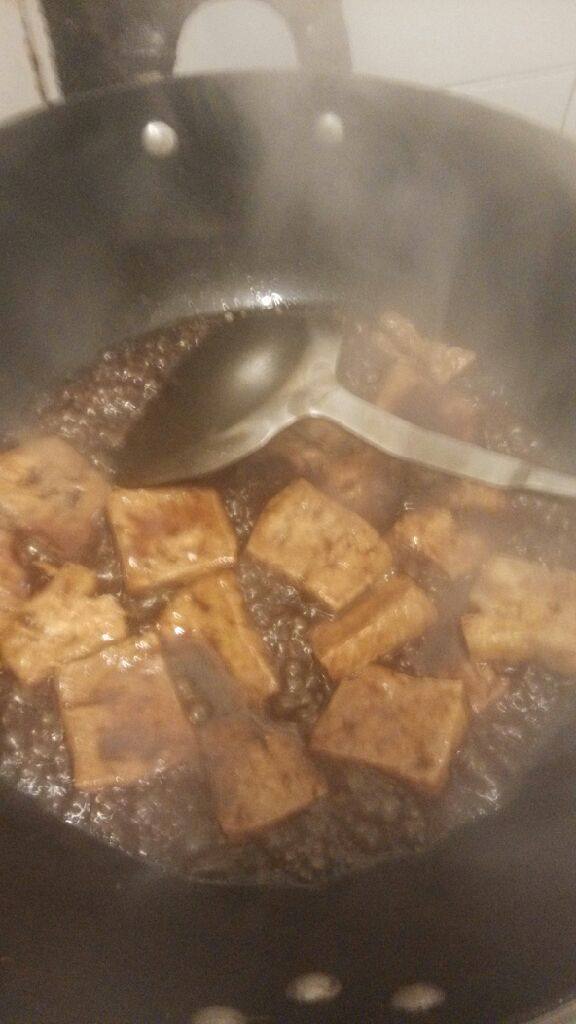 糖醋脆皮豆腐,.倒入煎好的豆腐,炒至汤汁收干即可出锅装盘。