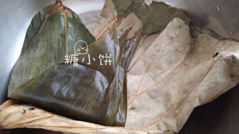 一卷多吃【 清香蒸鸡腿卷&酱香烤鸡腿卷】,提前将干粽叶和<a style='color:red;display:inline-block;' href='/shicai/ 91648'>干荷叶</a>泡软,用开水烫一下