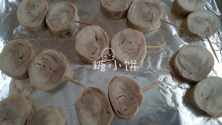 一卷多吃【 清香蒸鸡腿卷&酱香烤鸡腿卷】,用牙签串好,摆在铺好锡纸或者油纸的烤盘上