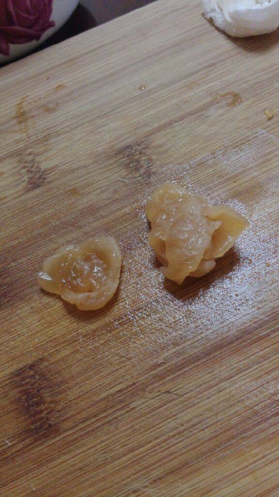 桂圆红枣酱,桂圆用温水泡半小时,泡的水留着待用