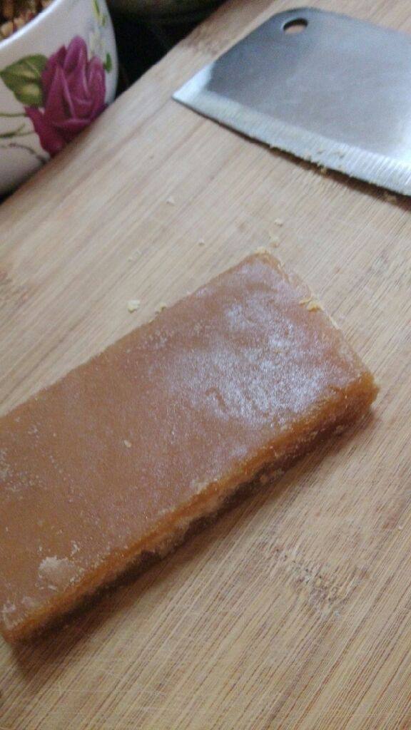 桂圆红枣酱,红汤切小块