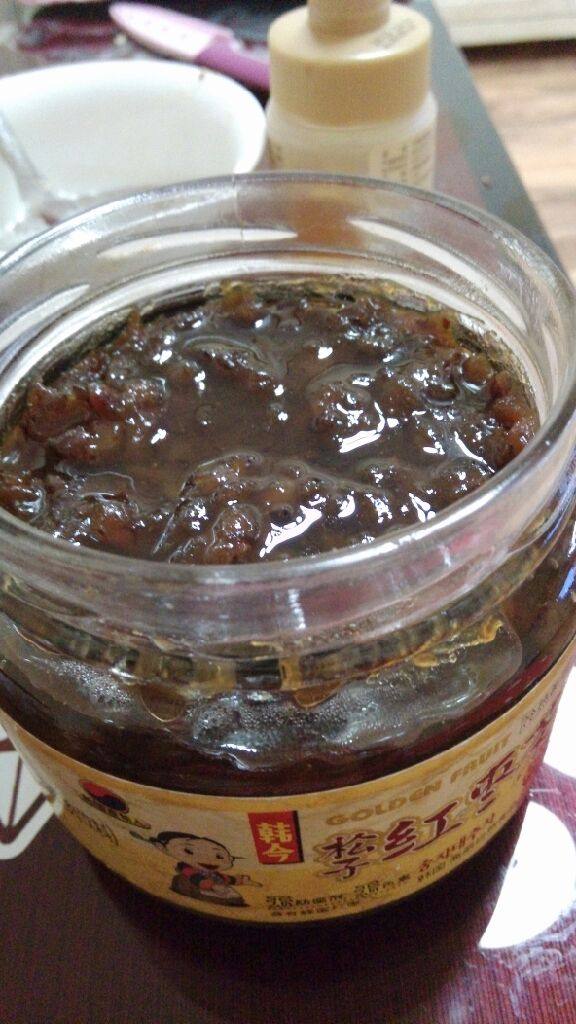 桂圆红枣酱,要有耐心,一直熬,多熬一下,熬好装瓶时可以在表面加一点蜂蜜,保存得更久点!至少可以保存一周以上吧!