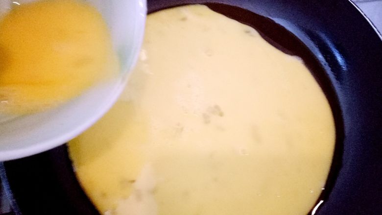 蛋瓜饭,鸡蛋打到碗里,加适量盐 胡椒粉 搅拌到微微起泡,锅烧热,油烧热,倒入蛋液。