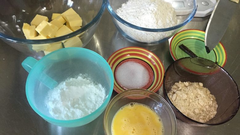 黄桃杏仁塔,现在来制作塔皮,黄油要完全室温软化