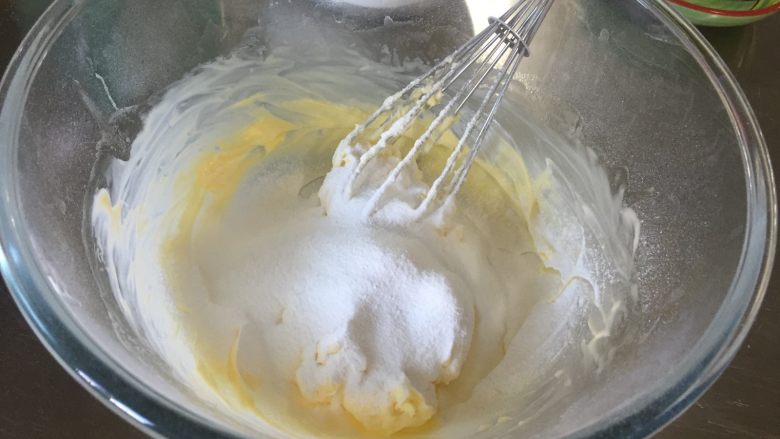 黄桃杏仁塔,黄油中加入糖粉,搅拌均匀(制作塔皮的时候我用的就是蛋抽)