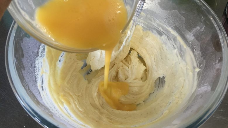 黄桃杏仁塔,分几次加入全蛋液,每次都搅拌均匀后再加鸡蛋液