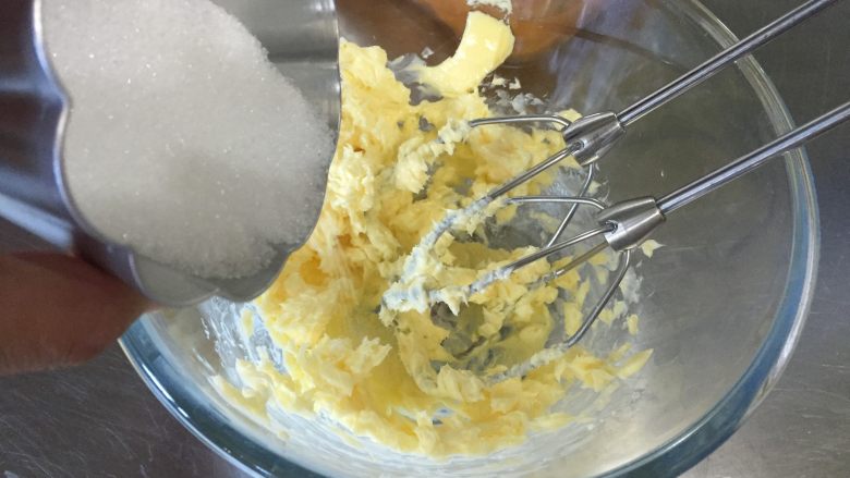 黄桃杏仁塔,就是黄油加糖搅拌,用电动打蛋器搅打均匀后加入蛋液再打发