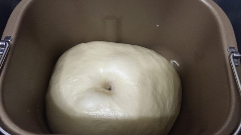 福气小餐包 直接法,揉好的面团用面包机的发酵功能,发酵1小时至两倍大