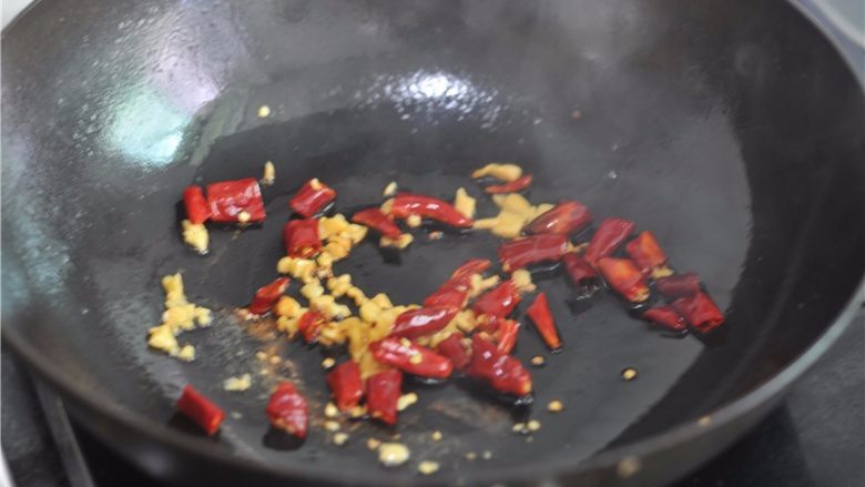 葱香牛腩,油锅烧热,炒香姜蒜辣椒