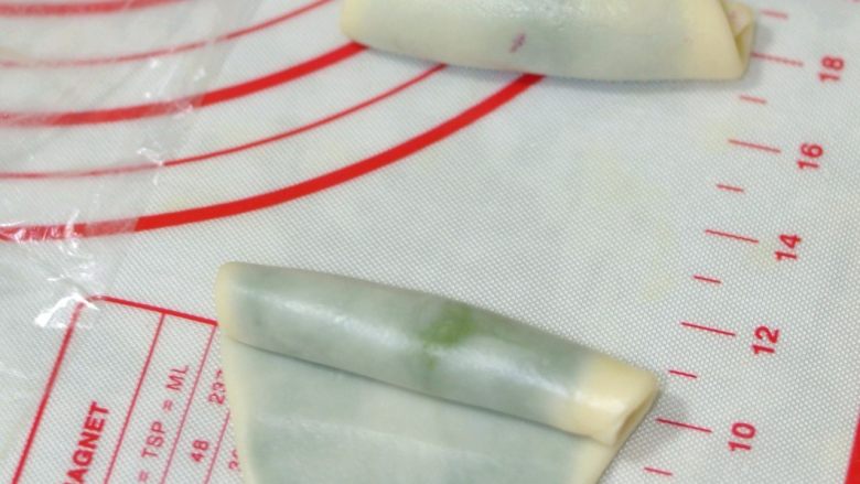 抹茶酥,取一个面团,擀成牛舌状,由上至下卷起,其它面团依次操作。
