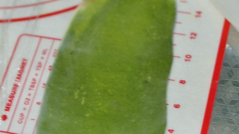 抹茶酥,取一个面团,擀成牛舌状,这次要擀长、擀宽,因为后面要把一个卷分为两半,擀得越长,决定着圈数越多、层次越多,宽度决定着每份抹茶酥的大小。