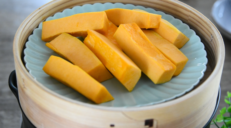 南瓜饼超详细的步骤来袭,在家轻松搞定!,蒸锅水沸腾后,将南瓜移入蒸锅,蒸10分钟