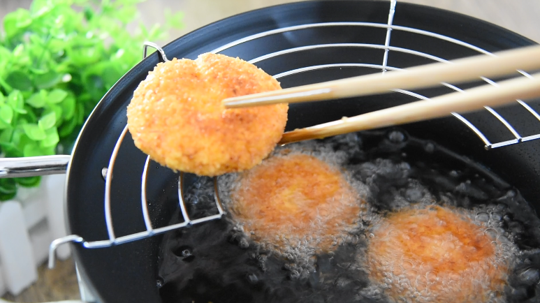 南瓜饼超详细的步骤来袭,在家轻松搞定!,放入南瓜饼,中火炸至两面金黄,捞出沥干